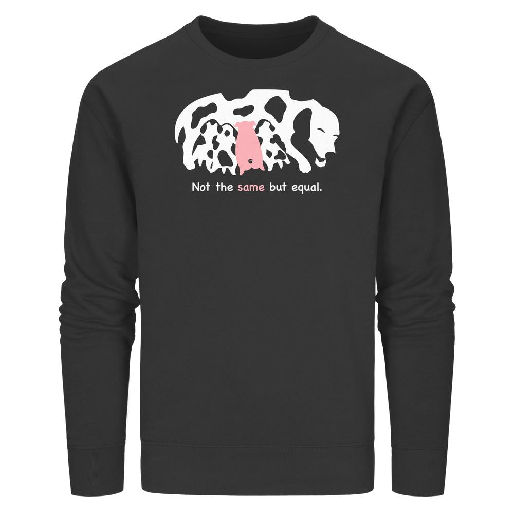 Schwarzes Vegan und Bio Unisex Sweatshirt mit Kuh- und Schweinegrafik und Slogan „Not the same but equal“; symbolisiert Tierliebe und Gleichheit.