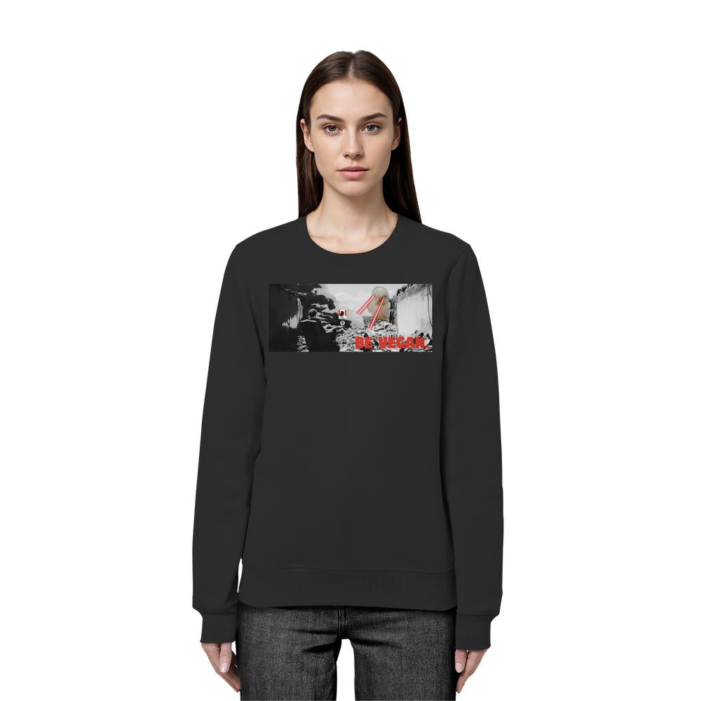 Frau trägt schwarzes Sweatshirt Vegan und Bio Sweatshirt: BE VEGAN. mit urbanem Grafikdruck, geometrischen Neon-Elementen und Slogan BE VEGAN! in Rot auf der Brust.