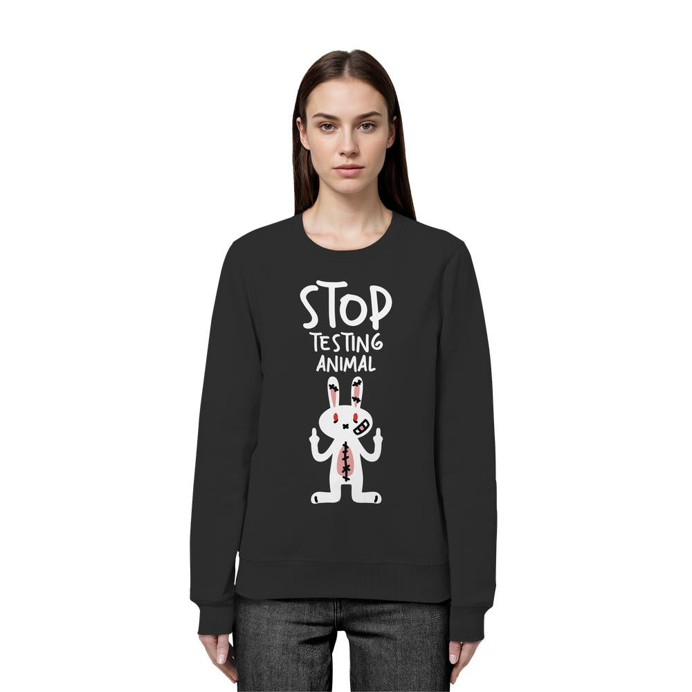 Frau trägt das Vegan und Bio: Angry Rabbit - Animal Rights - Organic Basic Unisex Sweatshirt mit Cartoon-Hasen und STOP TESTING ANIMALS Text, rebellisch gegen Tierversuche.