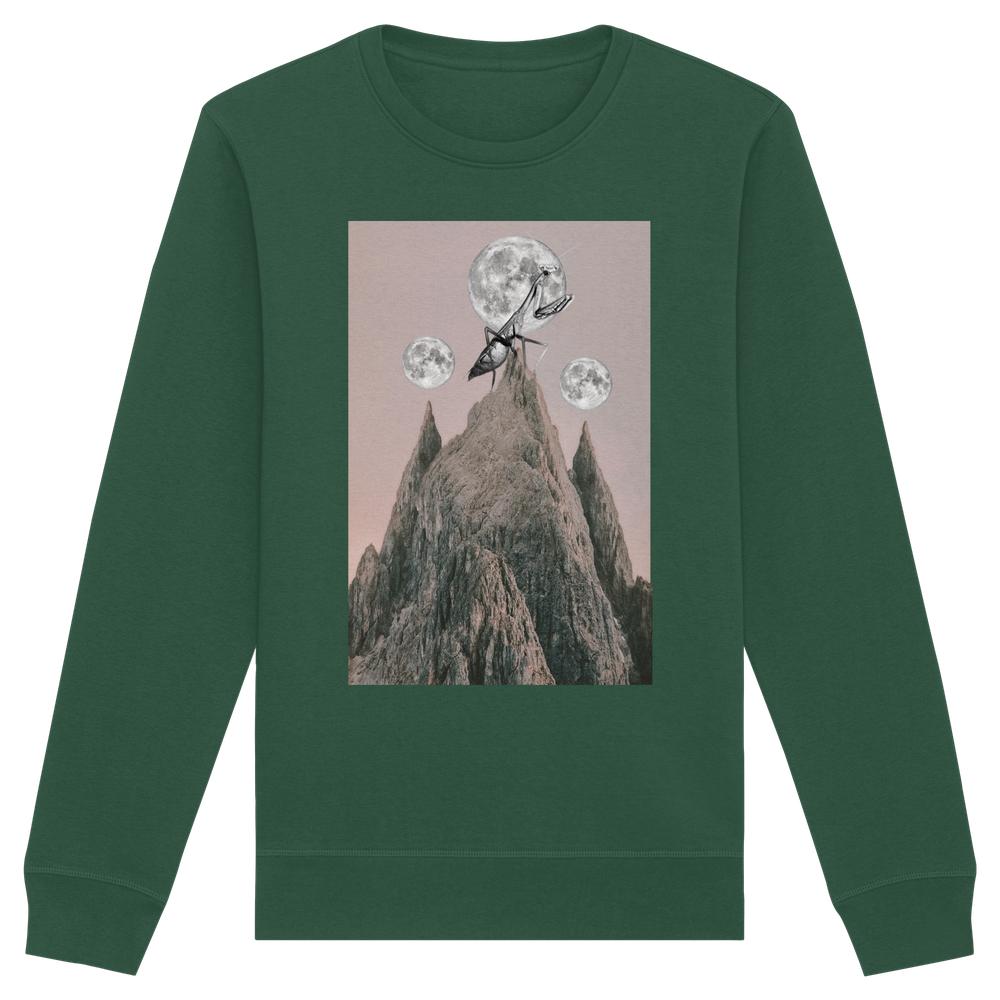 Vegan und Bio Unisex Sweatshirt: Gottesanbeterin mit surrealem Grafikdruck von Berg und drei Monden, gekrönt von einer Ameise. Hergestellt aus Bio-Baumwolle und recyceltem Polyester.