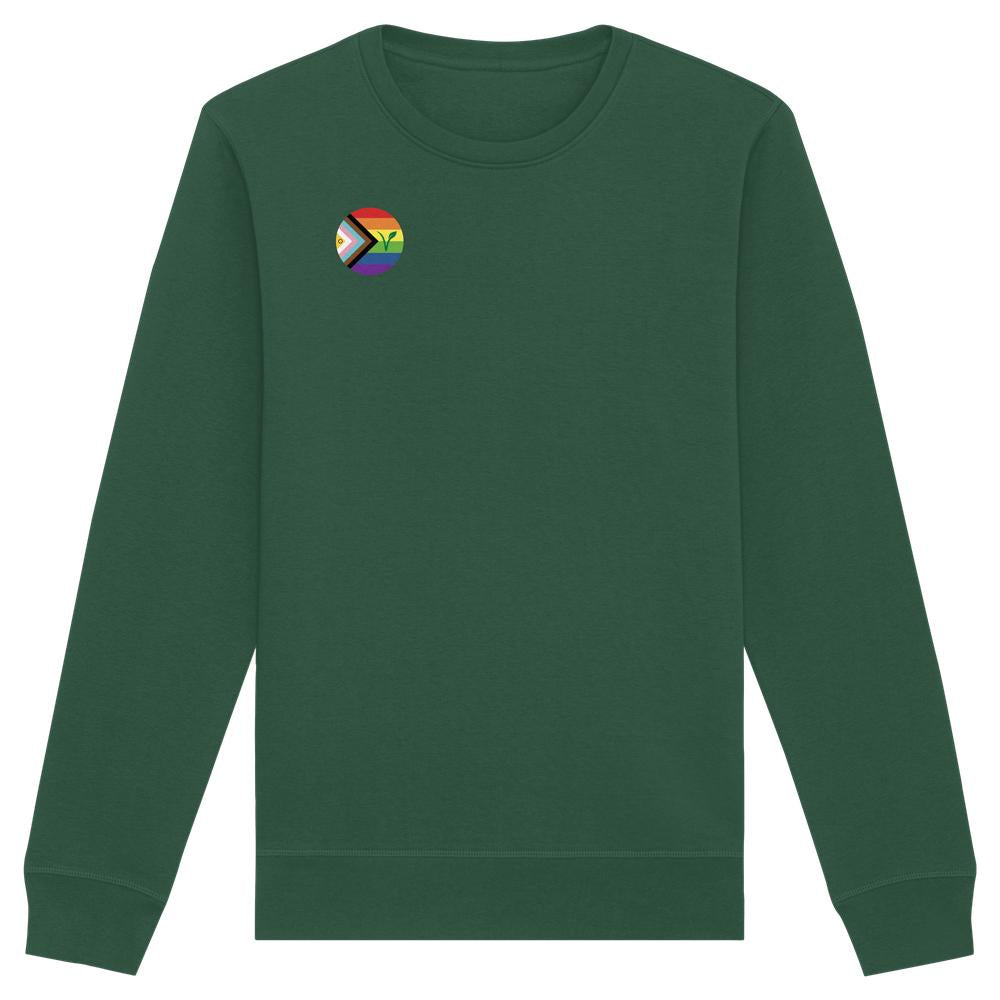 Waldgrünes LGBTQIA+ VEGAN Sweatshirt mit Regenbogen-Progress-Chevron-Logo auf der Brust, symbolisiert Freiheit und Veganismus. Bio-Baumwollmischung, nachhaltiges Design von RUDE REBEL.
