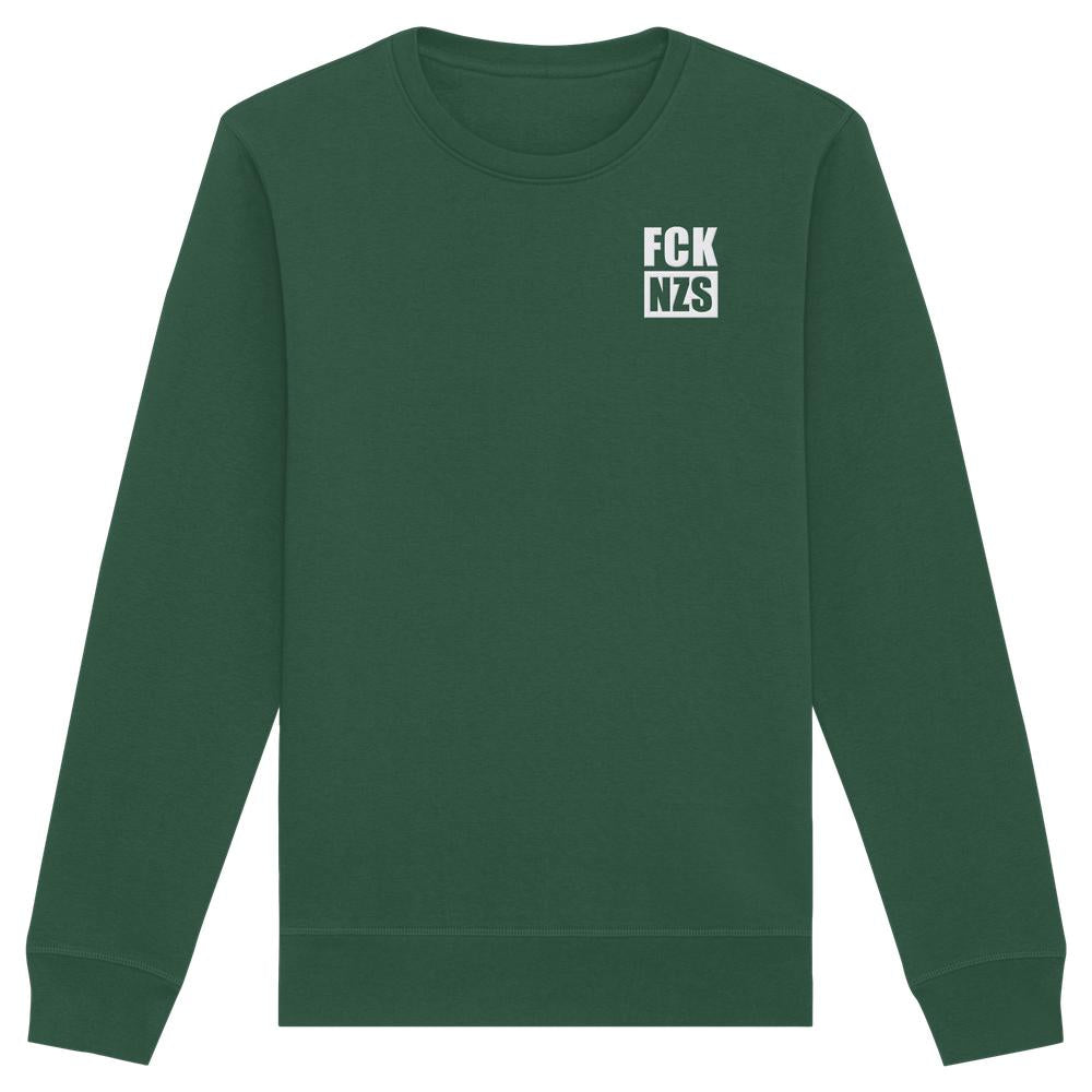 Vegan und Bio Sweatshirt bestickt: FCK NZS - Organic Basic Unisex Sweatshirt aus Bio-Baumwolle und recyceltem Polyester, grün, mit weißem Schriftzug auf der Brust.