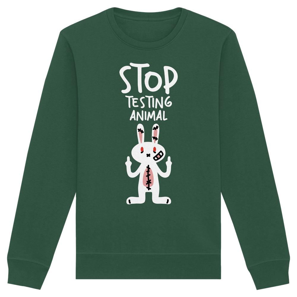 Dunkelgrünes Unisex-Sweatshirt mit wütendem Cartoon-Laborhasen, der rote Augen und erhobene Mittelfinger zeigt. Text: „STOP TESTING ANIMAL“. Bio-Baumwolle und recyceltes Polyester.