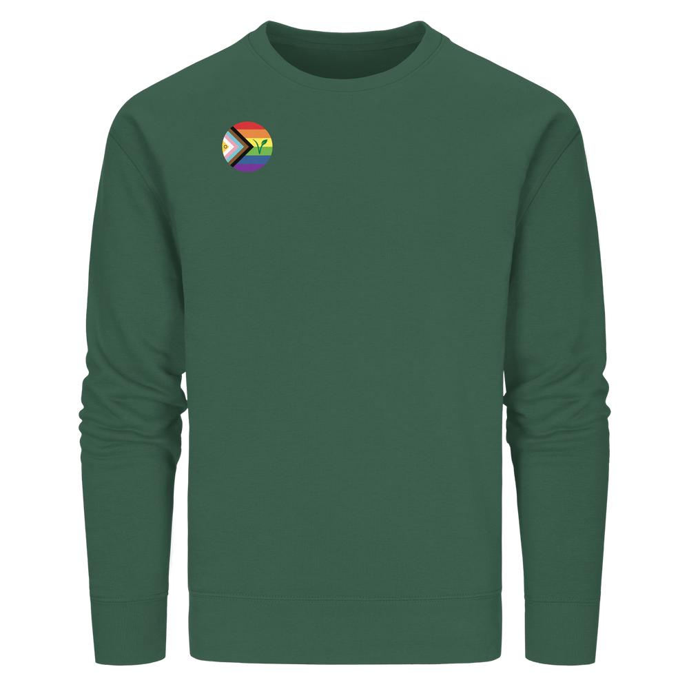LGBTQIA+ VEGAN Pullover mit Progress-Pride-Badge auf der Brust, aus Bio-Baumwolle und recyceltem Polyester, verkörpert RUDE REBELs Engagement für Nachhaltigkeit und Tierrechte.