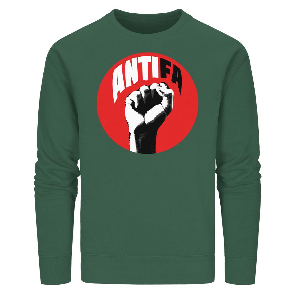 Vegan und Bio Unisex Sweatshirt: Antifa - Kampf gegen Rechts mit rotem Kreis und stilisierter Faust auf grünem Grund; rebellisches, nachhaltiges Design von RUDE REBEL.