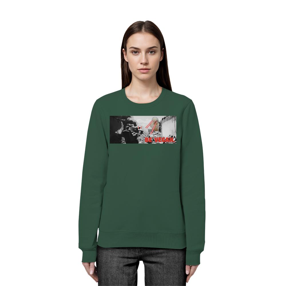 Junge Frau trägt ein Vegan und Bio Sweatshirt: BE VEGAN mit schwarzem Grafikdruck und roten Akzenten, das für Tierrechte wirbt.