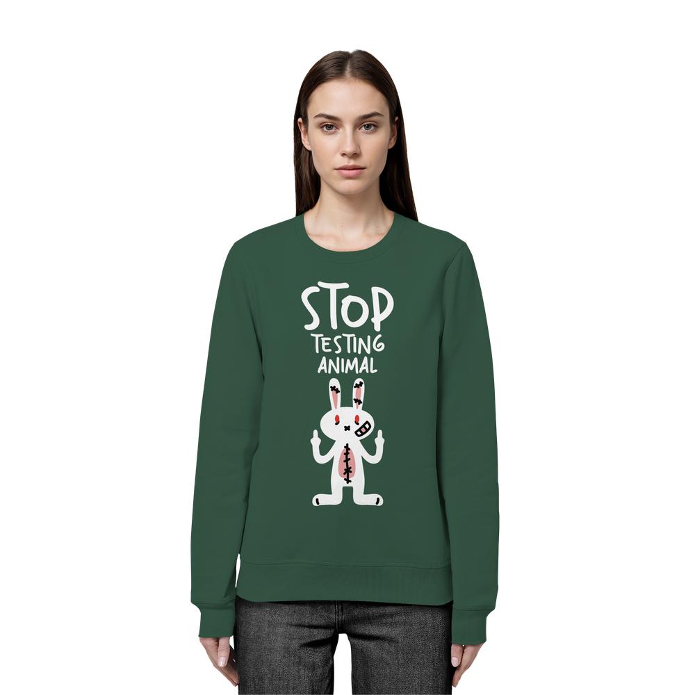 Frau trägt das Vegan und Bio: Angry Rabbit - Animal Rights - Organic Basic Unisex Sweatshirt mit Hasenmotiv und Slogan gegen Tierversuche. Bio-Baumwolle, recyceltes Polyester.