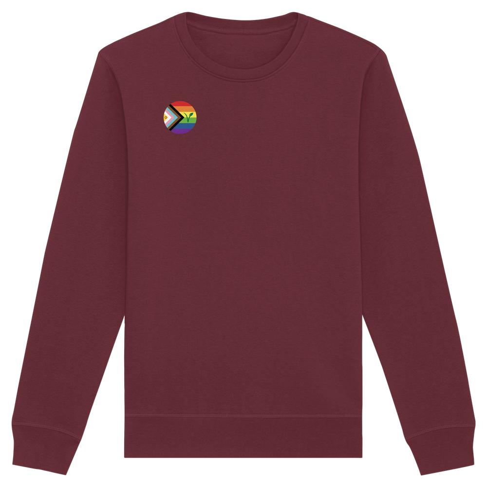 LGBTQIA+ VEGAN Sweatshirt mit Rundhalsausschnitt, links auf der Brust ein kleines, rundes Abzeichen im progressiven Pride-Stil.