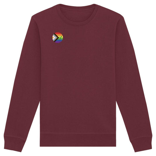 LGBTQIA+ VEGAN Sweatshirt mit Rundhalsausschnitt, links auf der Brust ein kleines, rundes Abzeichen im progressiven Pride-Stil.