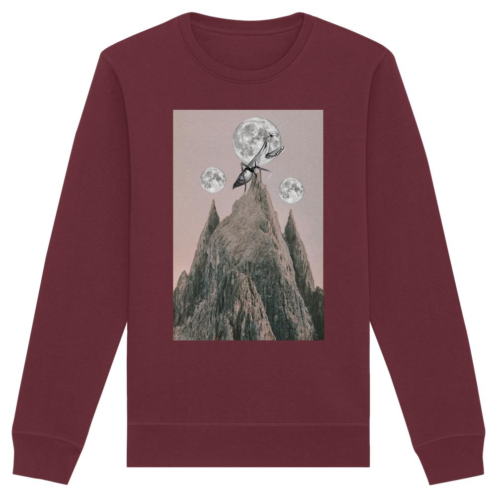 Vegan und Bio Unisex Sweatshirt: Gottesanbeterin, zeigt surrealen Grafikdruck mit Berggipfel, drei Monden und einer betenden Gottesanbeterin, aus nachhaltiger Baumwolle und recyceltem Polyester gefertigt.