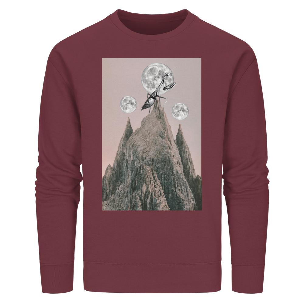 Vegan und Bio Unisex Sweatshirt: Gottesanbeterin mit surrealem Grafikdruck von Bergen, Monden und Ameise auf dem höchsten Gipfel. Hergestellt aus Bio-Baumwolle und recyceltem Polyester.
