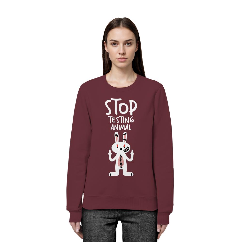 Frau trägt das Vegan und Bio: Angry Rabbit - Animal Rights - Organic Basic Unisex Sweatshirt mit Cartoon-Hase und Tierschutz-Slogan, designed von RUDE REBEL.