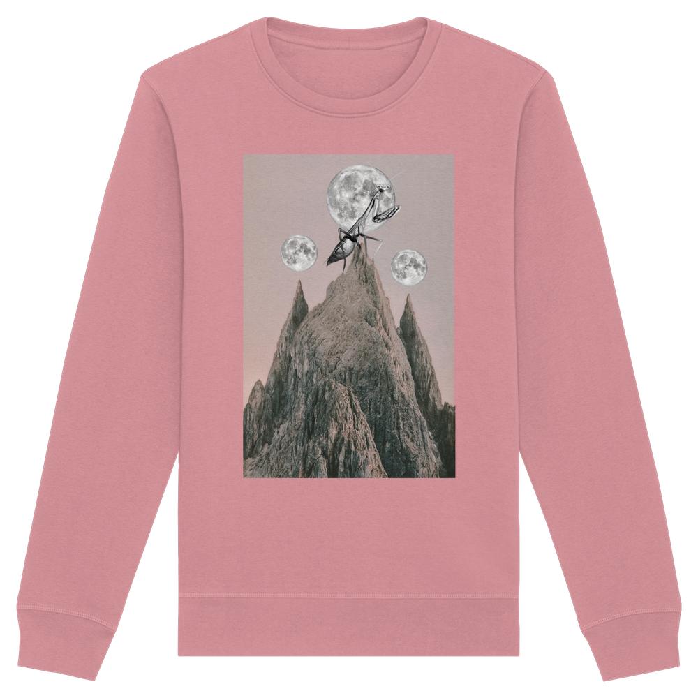 Vegan und Bio Unisex Sweatshirt: Gottesanbeterin mit surrealem Print eines Berges, einer riesigen Ameise und drei Monden. Hergestellt aus Bio-Baumwolle und recyceltem Polyester.