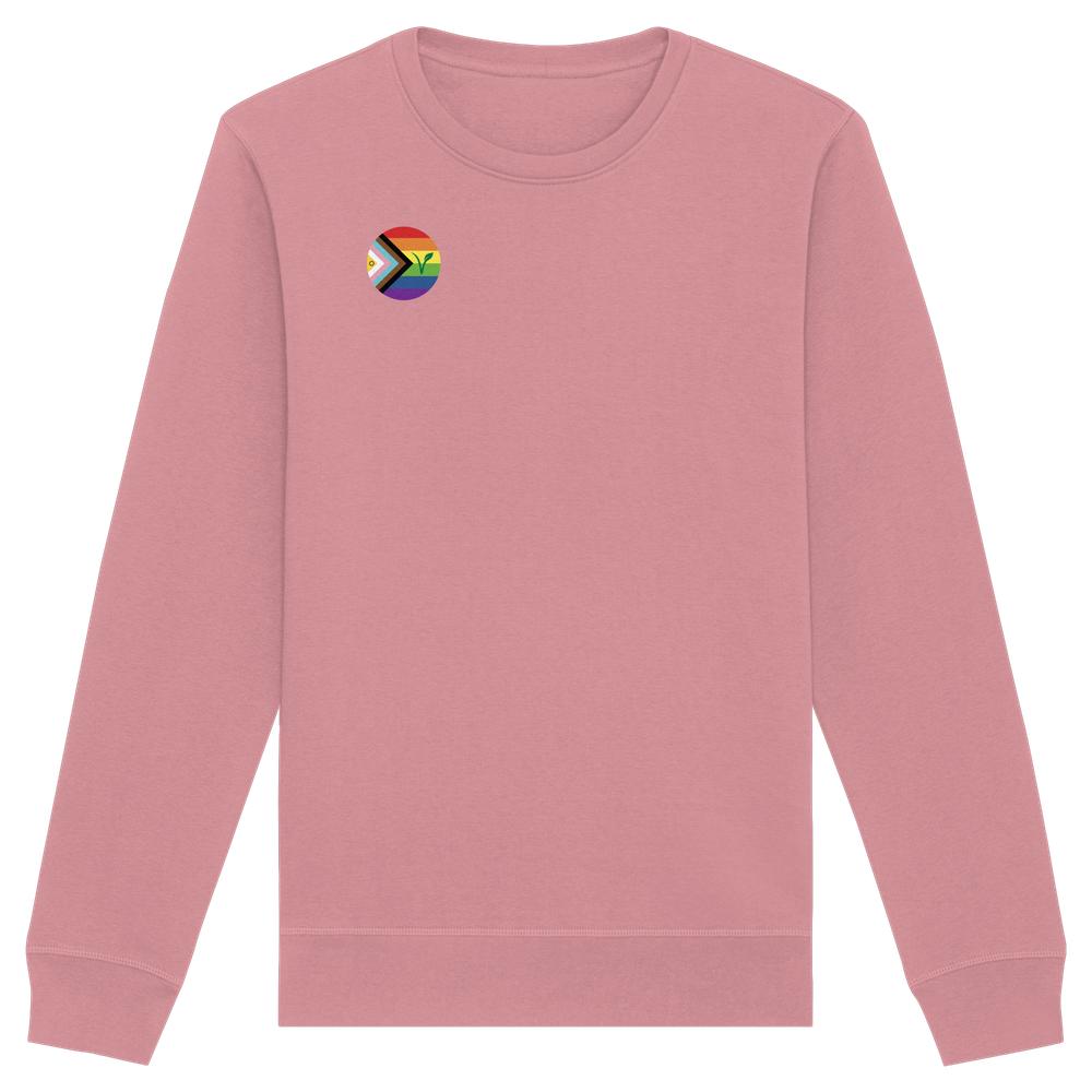 Staubrosa Crewneck-Sweatshirt mit Progressive Pride-Emblem und erweitertem Veganismus-V auf der Brust. Bio-Baumwolle, normale Passform, betont vegane und nachhaltige Werte.
