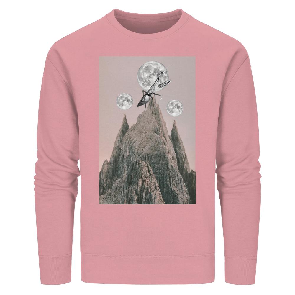 Vegan und Bio Unisex Sweatshirt Gottesanbeterin mit surrealem Collage-Design: Bergspitze und überdimensionales Insekt mit Mond, symbolisiert Naturschutz und Tierrechte.