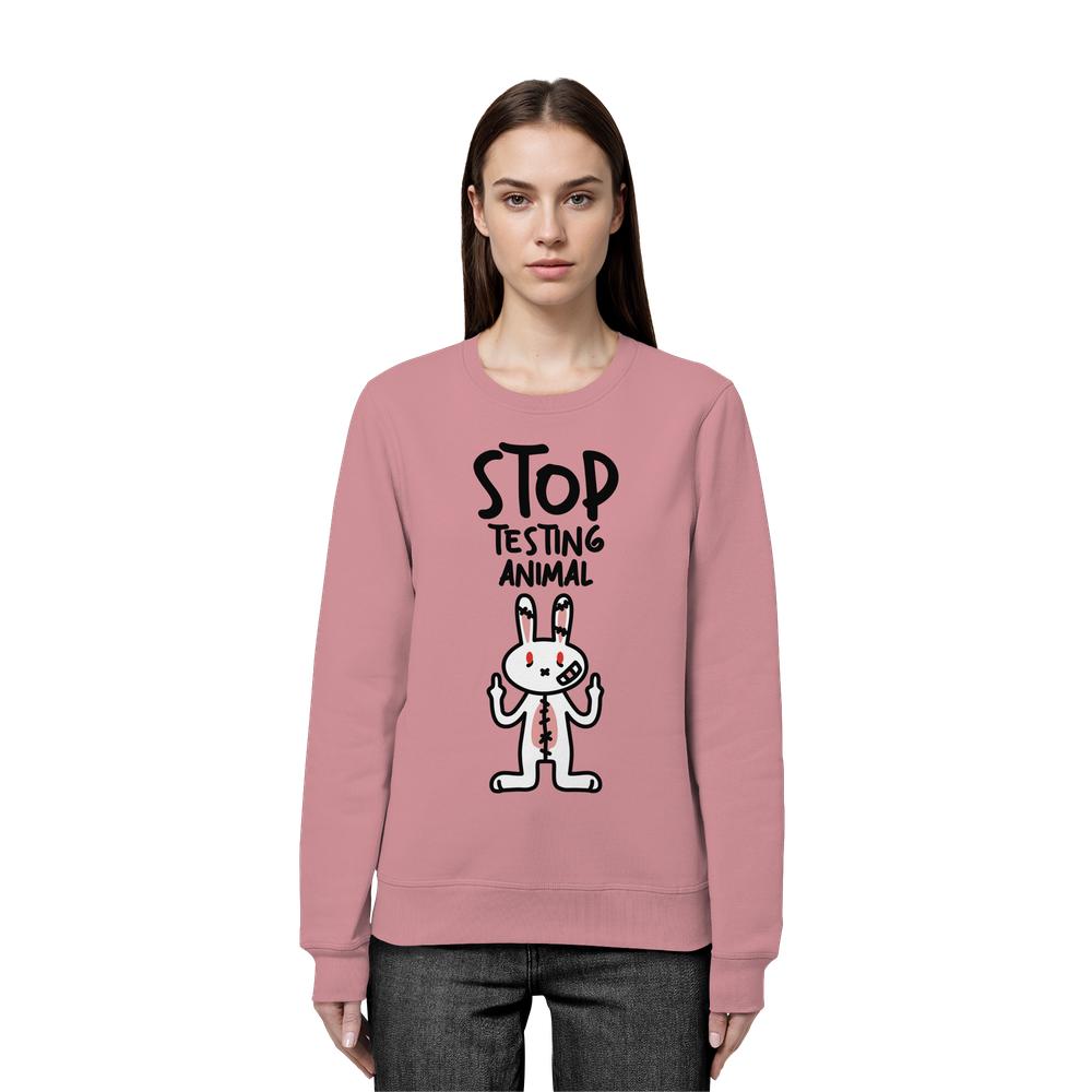 Frau trägt Vegan und Bio: Angry Rabbit - Animal Rights - Organic Basic Unisex Sweatshirt mit wütendem Cartoon-Hasenmotiv und Anti-Tierversuchs-Slogan.