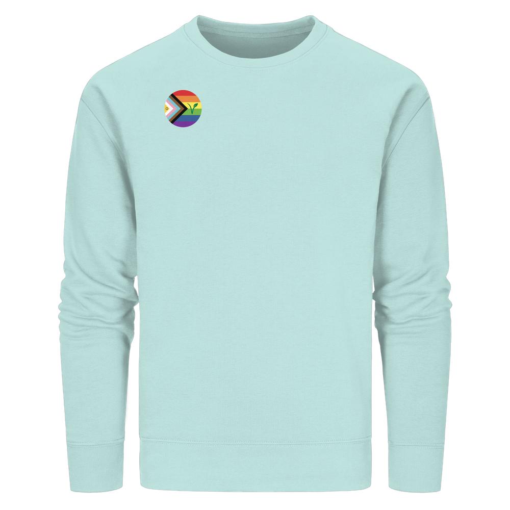 Aqua-farbener Crewneck-Pullover mit kleinem Progress-Pride-Flaggenmotiv auf der Brust, betont LGBTQIA+ VEGAN. Hergestellt aus Bio-Baumwolle und recyceltem Polyester.