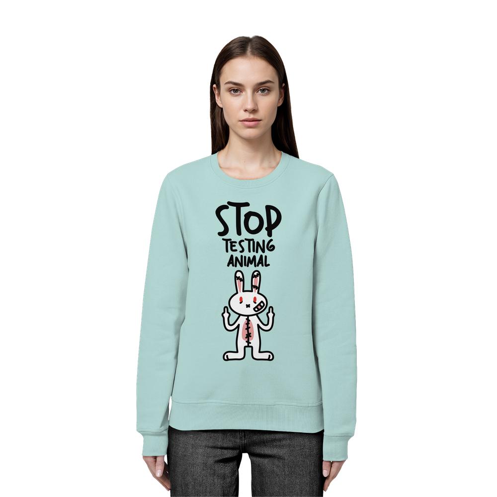 Person trägt Vegan und Bio: Angry Rabbit - Animal Rights - Organic Basic Unisex Sweatshirt mit Cartoon-Hase, der Tierversuche kritisiert. Material: Bio-Baumwolle und recyceltes Polyester.