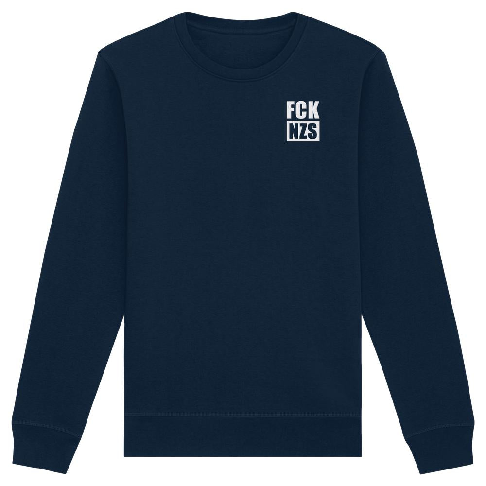 Vegan und Bio Sweatshirt bestickt: FCK NZS. Dunkelblaues Unisex-Sweatshirt mit weißem Slogan gegen Nazis. Nachhaltige Materialien, normale Passform, 85 % Bio-Baumwolle, 15 % recyceltes Polyester.