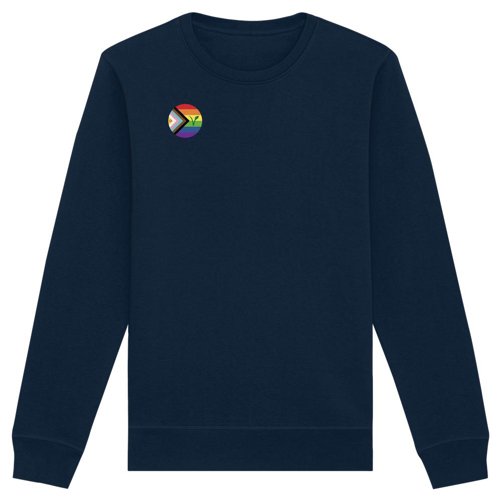 Lange Ärmel Navy-Sweatshirt mit LGBTQIA+ VEGAN Fortschritts-Pride-Flagge auf der Brust, aus Bio-Baumwolle und recyceltem Polyester, von RUDE REBEL, nachhaltige und vegane Marke.