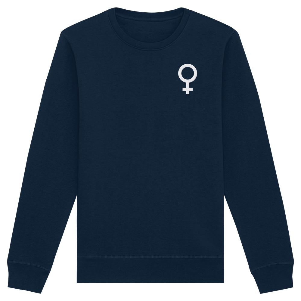 Navyblaues, langärmeliges Sweatshirt mit kleinem weißen Venussymbol auf der Brust, repräsentiert den feministischen Kampf. Hergestellt aus Bio-Baumwolle und recyceltem Polyester.