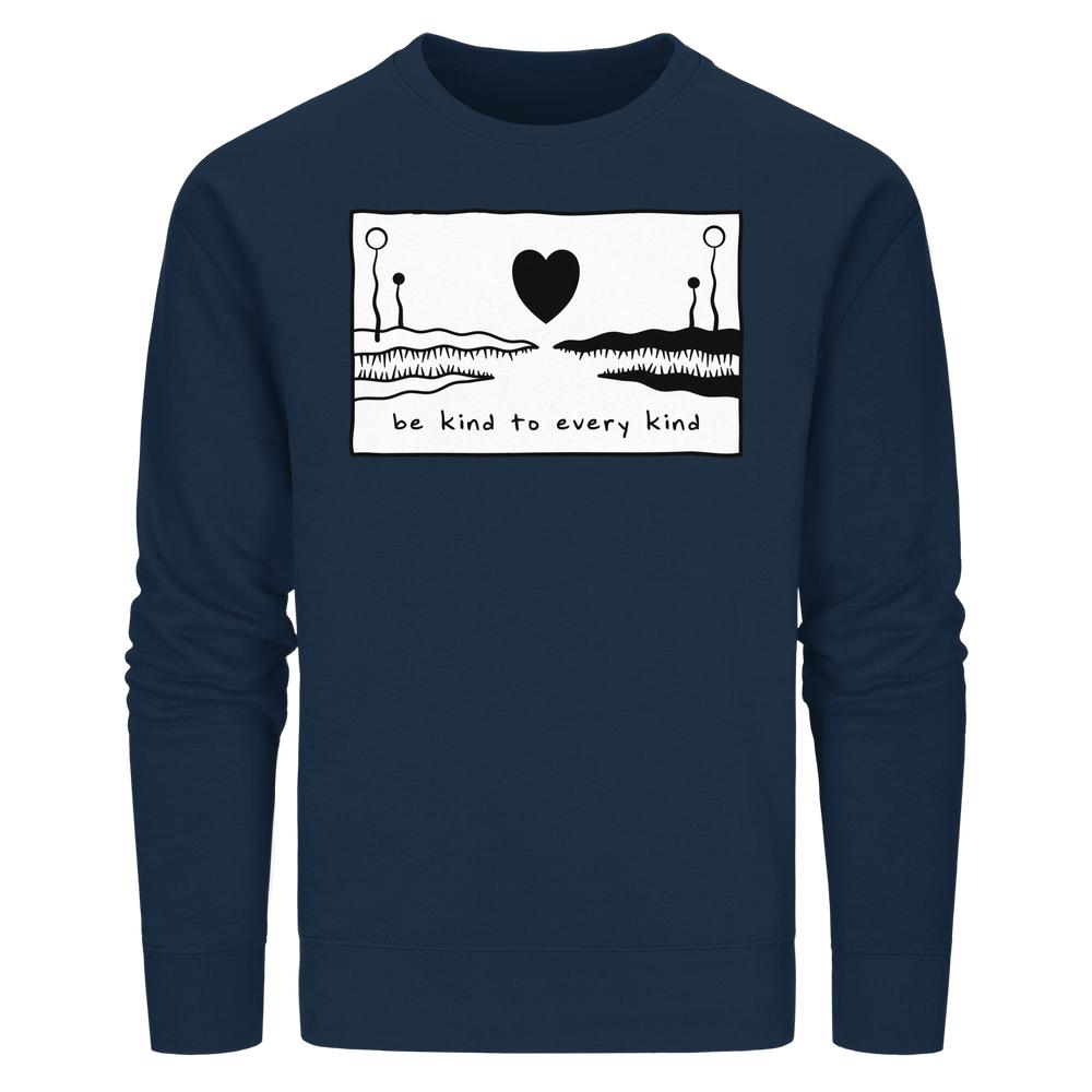 Navy-blaues Unisex-Sweatshirt mit handgezeichnetem, veganem Slogan be kind to every kind und schwarzem Herzmotiv, aus Bio-Baumwolle und recyceltem Polyester.