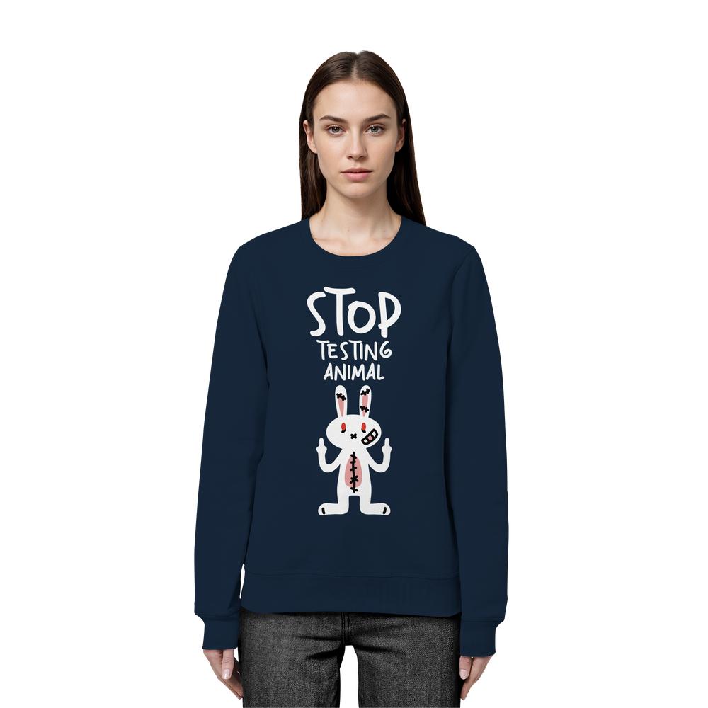 Person trägt ein Vegan und Bio: Angry Rabbit - Animal Rights - Organic Basic Unisex Sweatshirt mit wütendem Cartoon-Hasen und Anti-Tierversuch-Botschaft, aus nachhaltiger Bio-Baumwolle.
