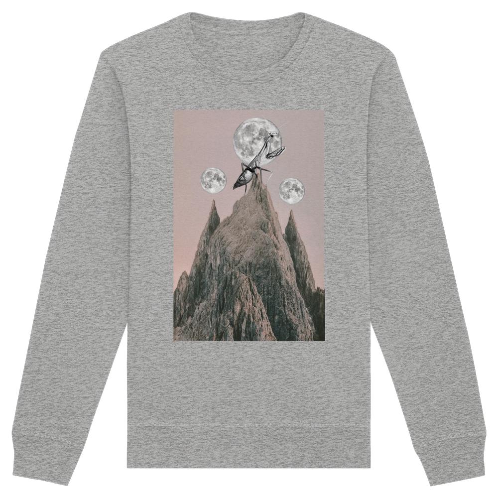 Vegan und Bio Unisex Sweatshirt: Gottesanbeterin, heather-graues Design mit surrealem Bergmotiv, drei Monden und einer großen Gottesanbeterin. Nachhaltig aus Bio-Baumwolle und recyceltem Polyester.