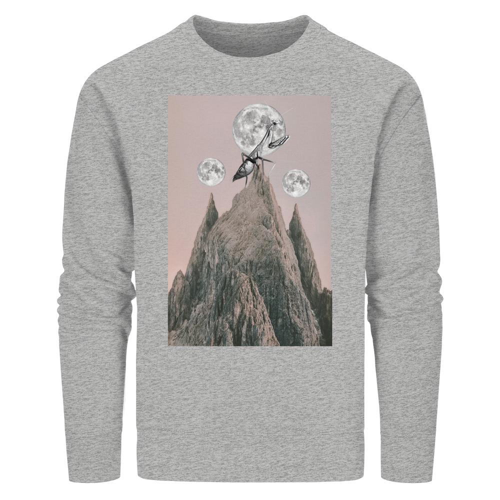 Vegan und Bio Unisex Sweatshirt: Gottesanbeterin zeigt surrealen Collage mit Berg, drei Monden, riesiger Ameise auf grauem Sweatshirt, symbolisiert Tierschutz und Nachhaltigkeit.