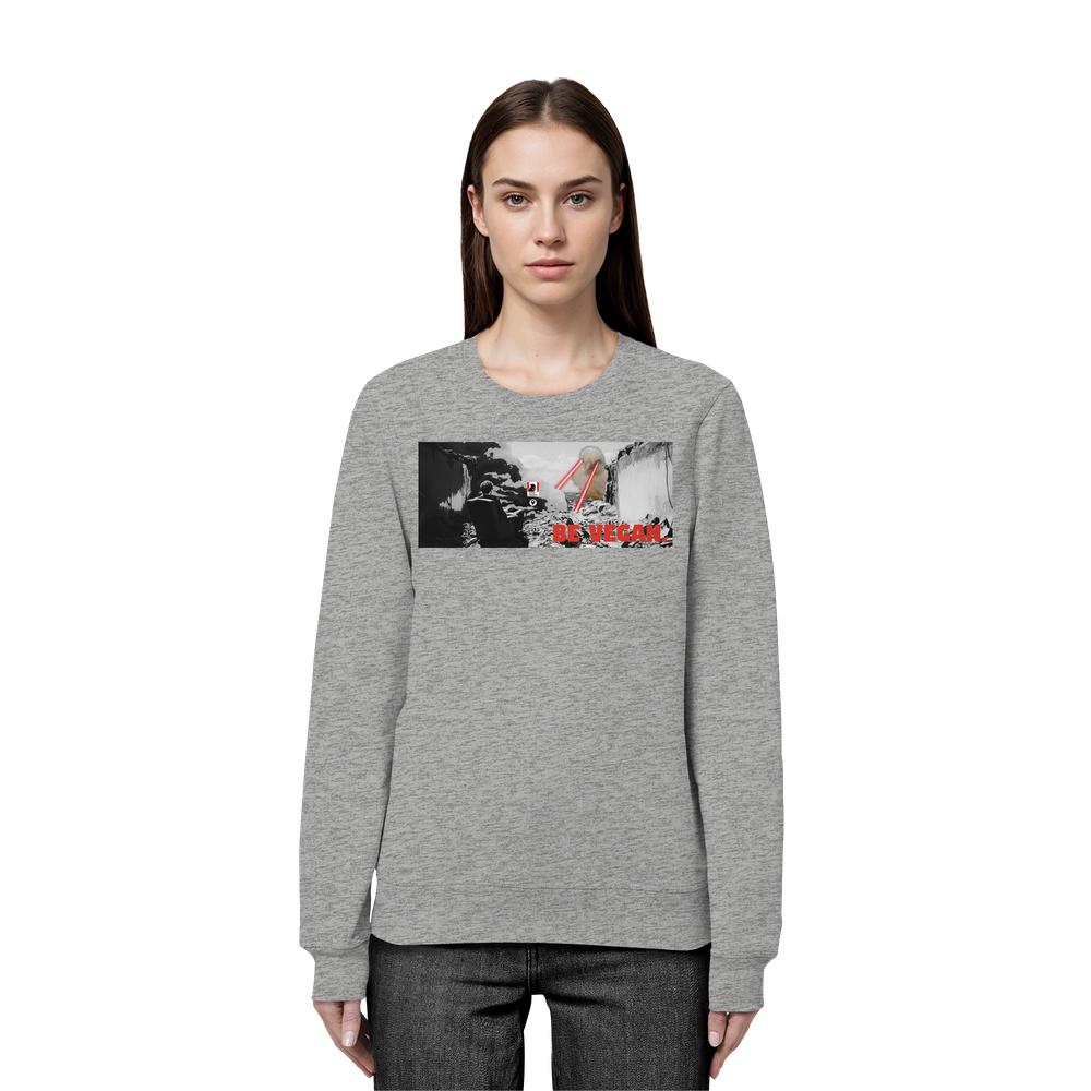 Junge Frau trägt Vegan und Bio Sweatshirt: BE VEGAN. - Angry bird, mit Grafik einer nebligen Landschaft, roten Essstäbchen und dem Slogan BE VEGAN!.