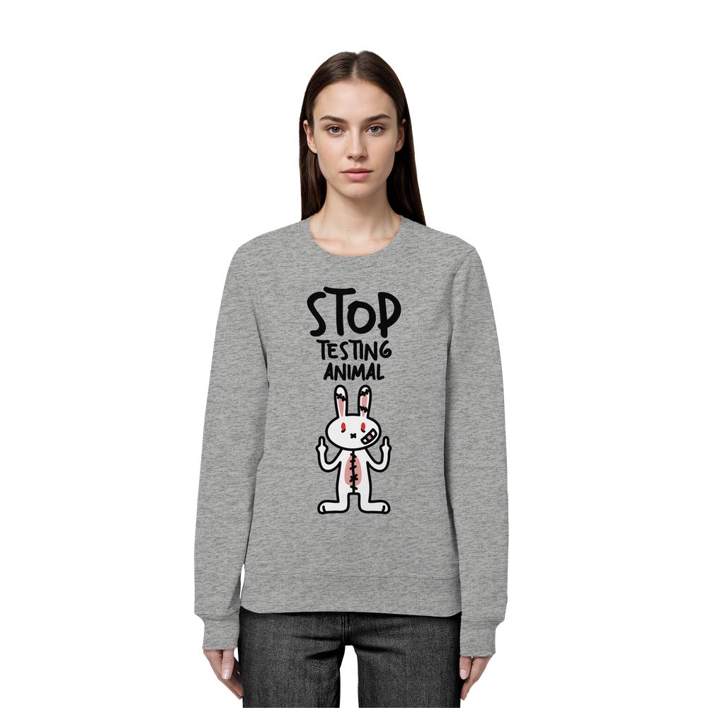 Person trägt das Vegan und Bio: Angry Rabbit - Animal Rights - Organic Basic Unisex Sweatshirt mit STOP TESTING ANIMAL Slogan und rebellischem Cartoon-Hase.