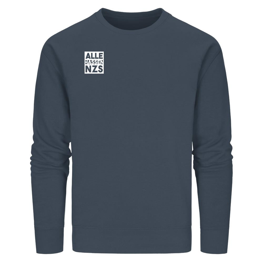 Vegan und Bio Unisex Sweatshirt: ALLE HASSEN NZS! Schlichtes, navy-blaues Sweatshirt mit kleinem weißen Quadrat und Text auf der Brust, betont klare Botschaft gegen Rechts.