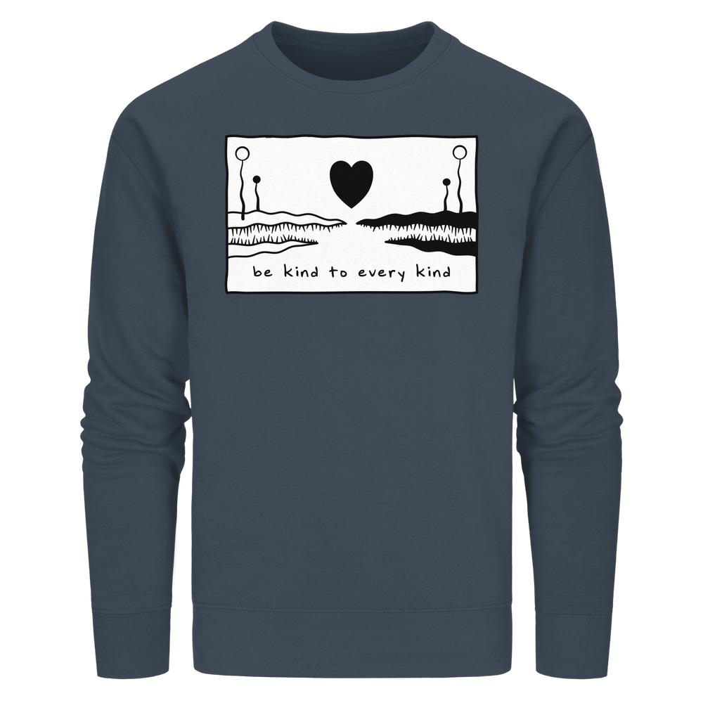 Vegan und Bio Unisex Sweatshirt: Be kind to every kind – Dunkelblauer Pullover mit weißem Grafikdruck und Handlettering-Slogan, aus Bio-Baumwolle und recyceltem Polyester.