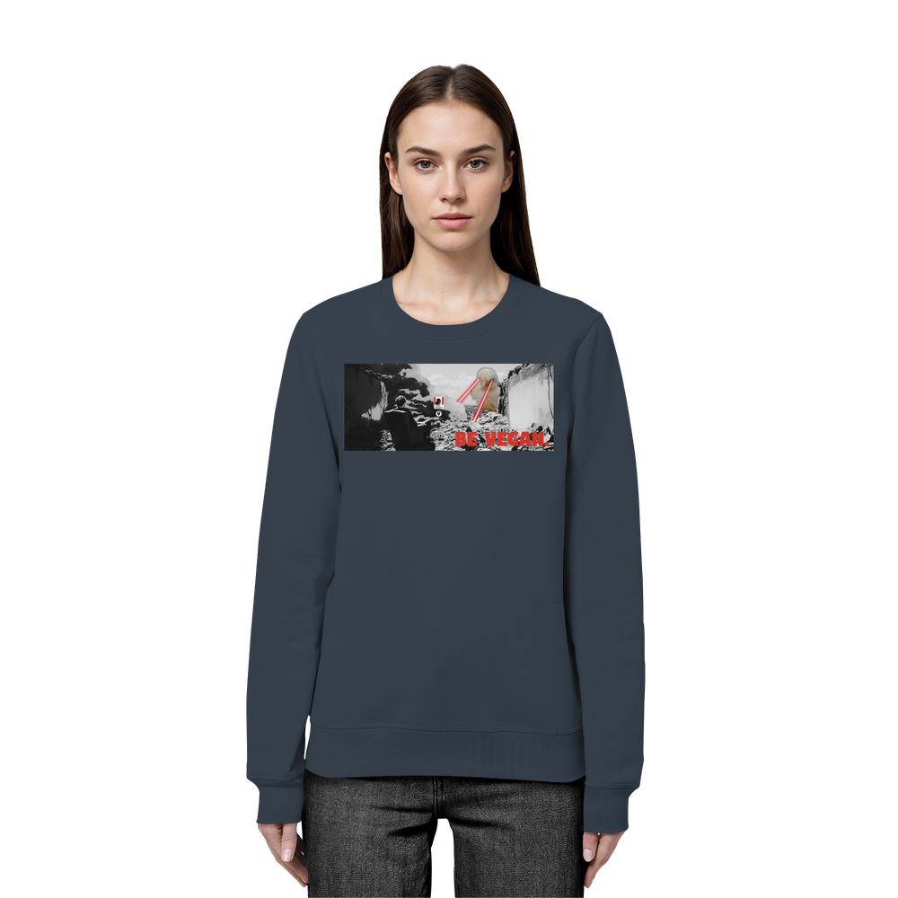 Frau trägt Vegan und Bio Sweatshirt: BE VEGAN, mit Landschaftsgrafik und pinken Stäbchen-Design. Hergestellt aus Bio-Baumwolle und recyceltem Polyester.