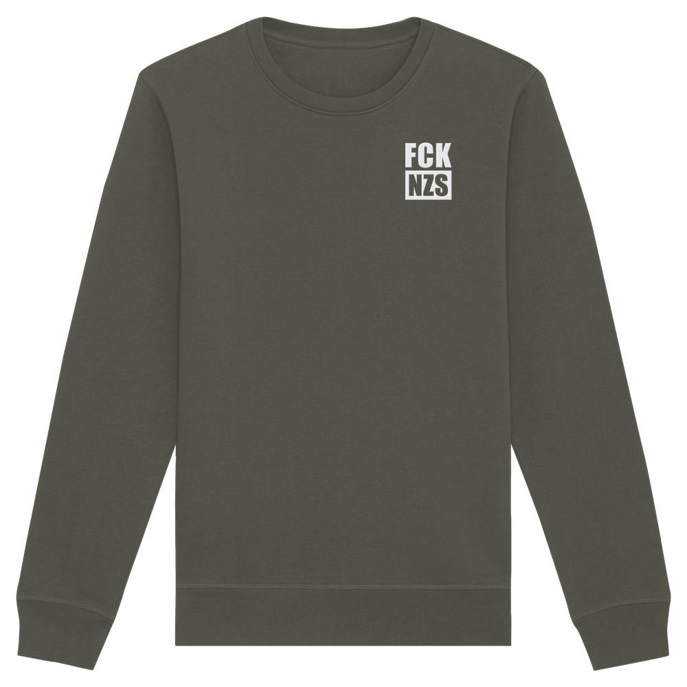 Langarmiges, olivgraues Crewneck-Sweatshirt mit FCK NZS-Slogan als Bruststickerei. Hergestellt aus Bio-Baumwolle und recyceltem Polyester, normale Passform, von RUDE REBEL.