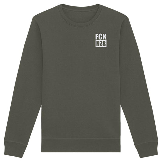 Langarmiges, olivgraues Crewneck-Sweatshirt mit FCK NZS-Slogan als Bruststickerei. Hergestellt aus Bio-Baumwolle und recyceltem Polyester, normale Passform, von RUDE REBEL.