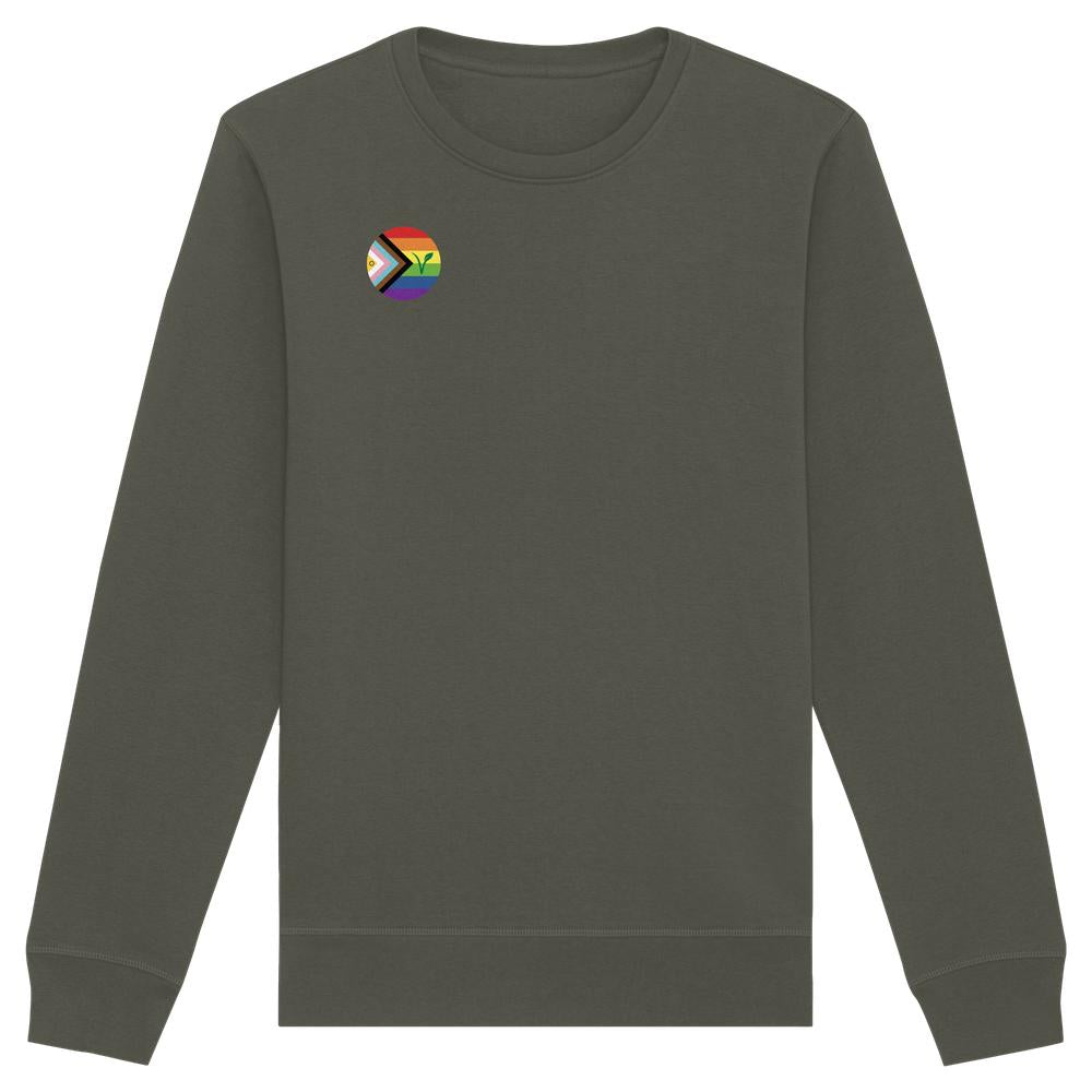 Dunkelgrünes Sweatshirt mit Progress Pride-Patch und veganem V, symbolisiert LGBTQIA+ und Veganismus. Hergestellt aus Bio-Baumwolle und recyceltem Polyester.