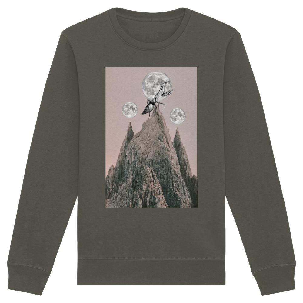 Vegan und Bio Unisex Sweatshirt: Gottesanbeterin mit surrealem Insektendesign auf Berggipfel vor drei Monden, aus 85% Bio-Baumwolle und 15% recyceltem Polyester, normale Passform.