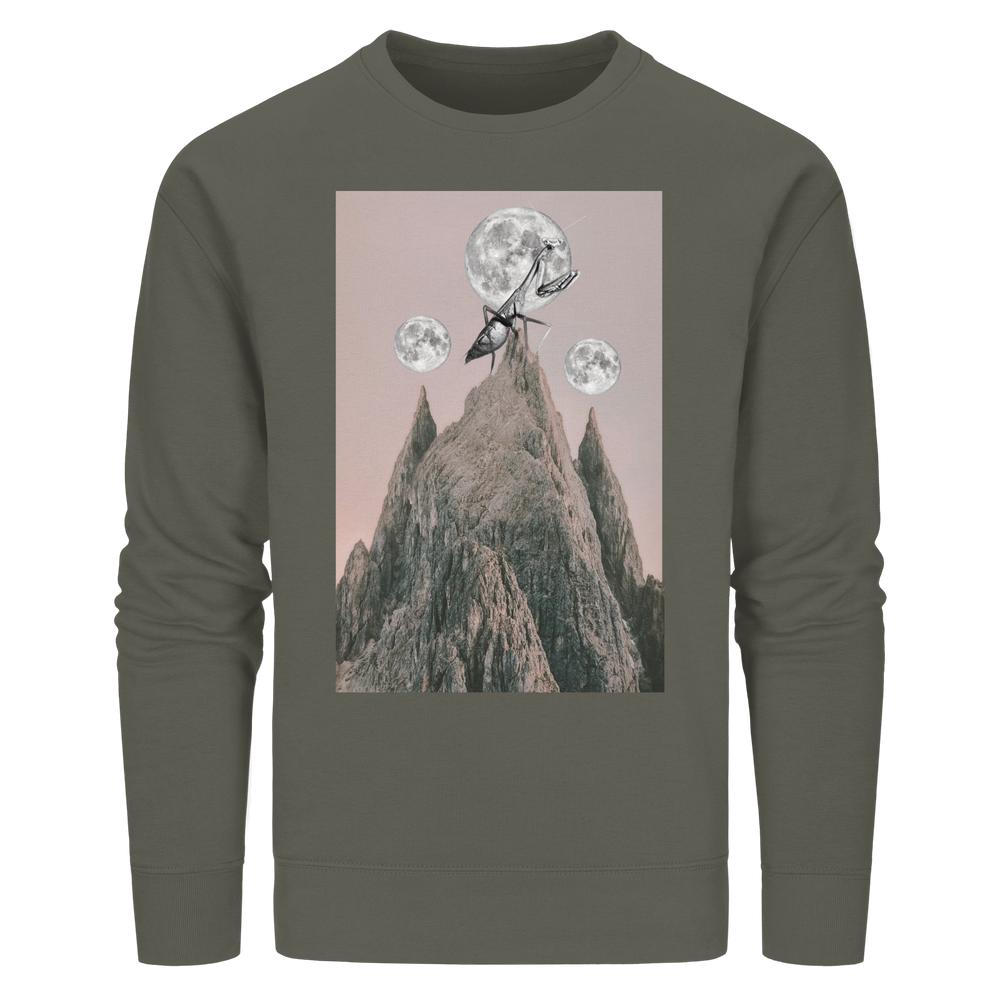 Vegan und Bio Unisex Sweatshirt: Gottesanbeterin mit Collage-Grafik von Bergen, Monden und einer Ameise, aus Bio-Baumwolle und recyceltem Polyester, rebellisches RUDE REBEL Design.