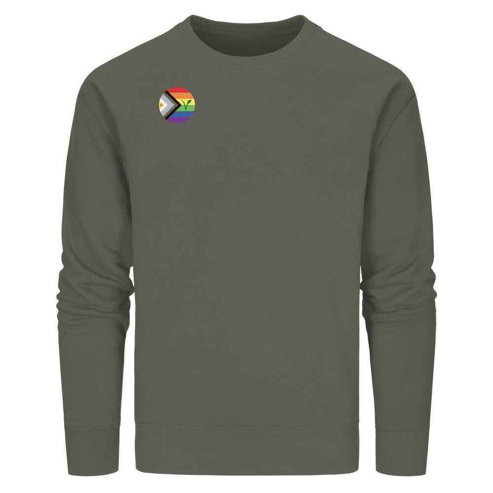 LGBTQIA+ VEGAN Sweatshirt in Dunkelolivgrün mit Progress-Pride-Emblem links auf der Brust, aus Bio-Baumwolle und recyceltem Polyester, normaler Schnitt, nachhaltig und vegan.