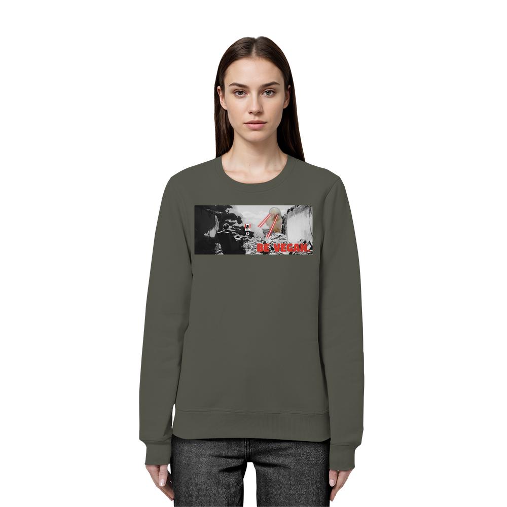 Model trägt das Vegan und Bio Sweatshirt: BE VEGAN mit schwarzem, weißem und rotem Print, um vegane und nachhaltige Botschaft von RUDE REBEL zu repräsentieren.