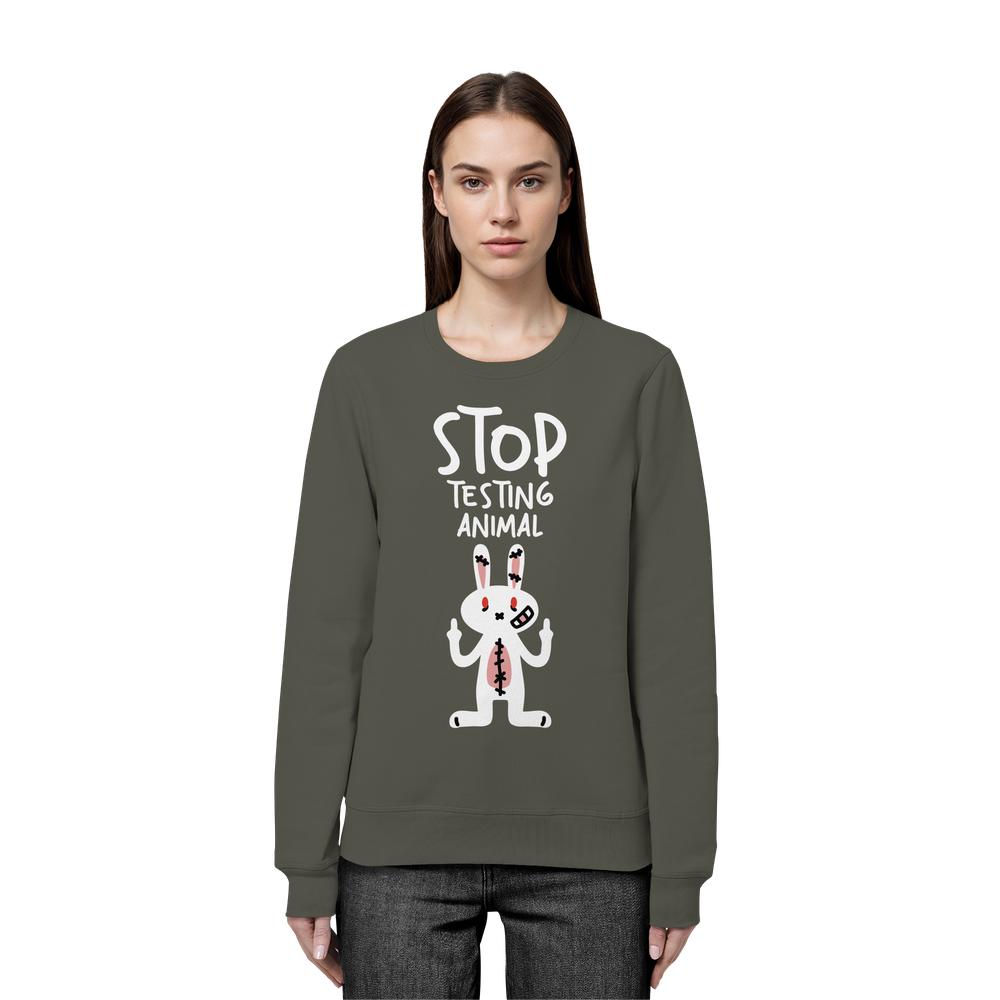 Frau trägt Vegan und Bio: Angry Rabbit - Animal Rights - Organic Basic Unisex Sweatshirt mit Aufdruck eines wütenden Cartoon-Hasen gegen Tierversuche, aus Bio-Baumwolle und recyceltem Polyester.