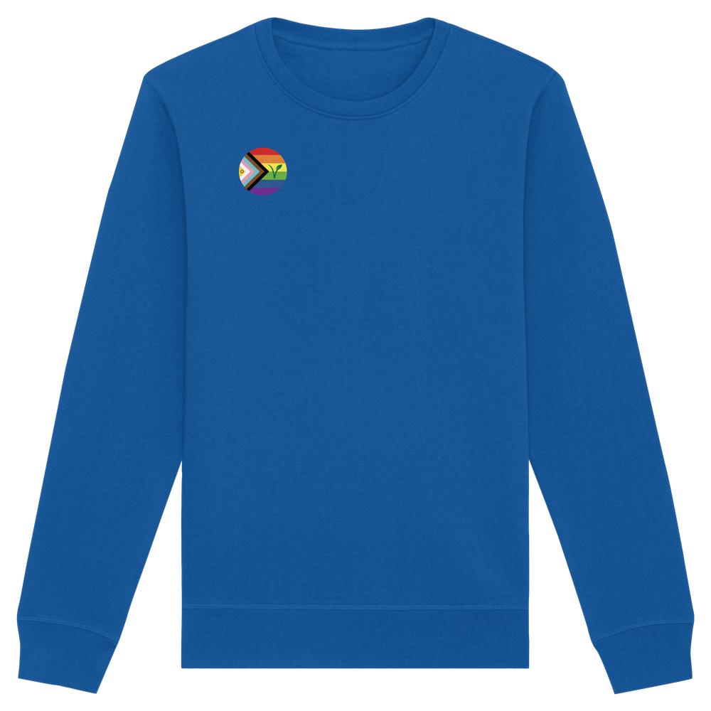 LGBTQIA+ VEGAN-Sweatshirt: Blaues Sweatshirt mit progressivem Regenbogen-Veganismus-Logo auf der linken Brust, aus Bio-Baumwolle und recyceltem Polyester, normale Passform.