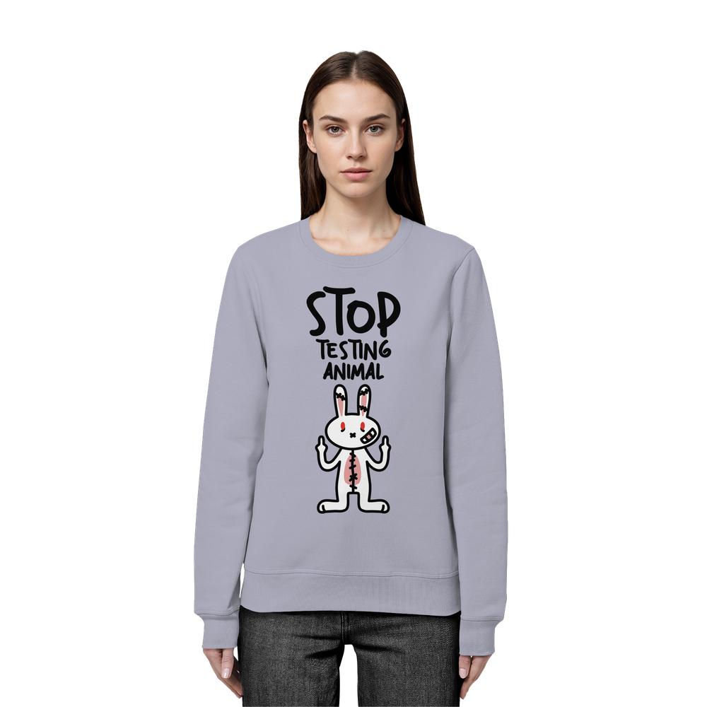 Frau trägt das Vegan und Bio: Angry Rabbit - Animal Rights - Organic Basic Unisex Sweatshirt mit wütendem Cartoon-Hasen und Spruch STOP TESTING ANIMAL.