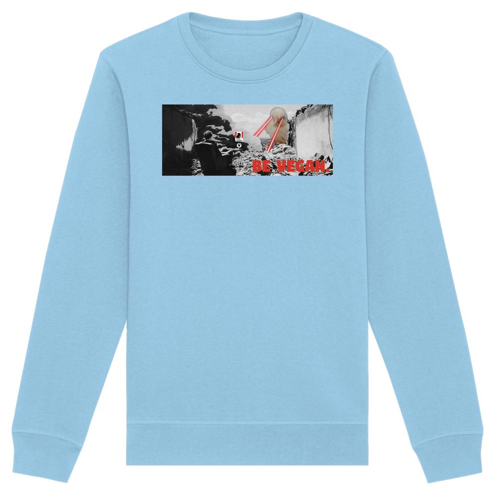 Vegan und Bio Sweatshirt: BE VEGAN. - Angry bird. Hellblaues Crewneck mit Comic-Print: Figur in Ruinen, beobachtet Mond mit roten Laserstrahlen und rotem BE VEGAN-Slogan.
