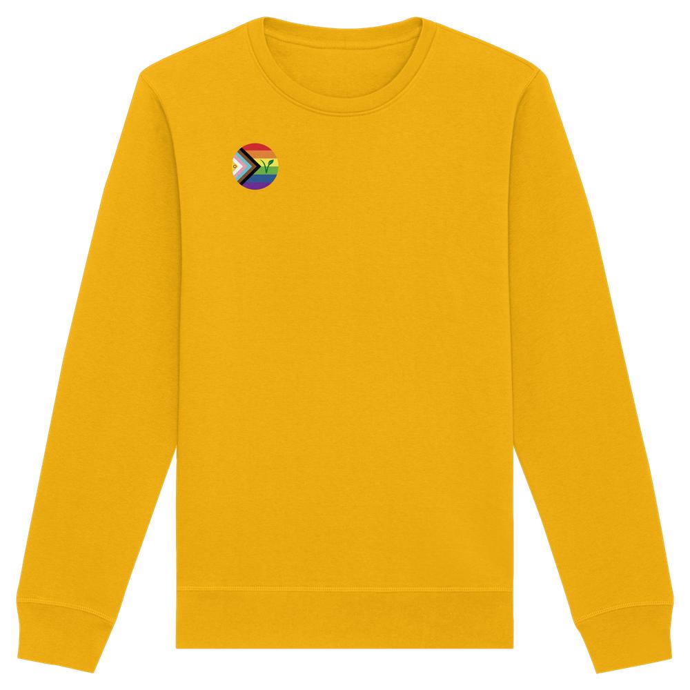 LGBTQIA+ VEGAN Sweatshirt, senfgelb, mit kleinem Progress-Pride-Flaggen-Emblem auf der linken Brust, aus Bio-Baumwolle und recyceltem Polyester, normale Passform.