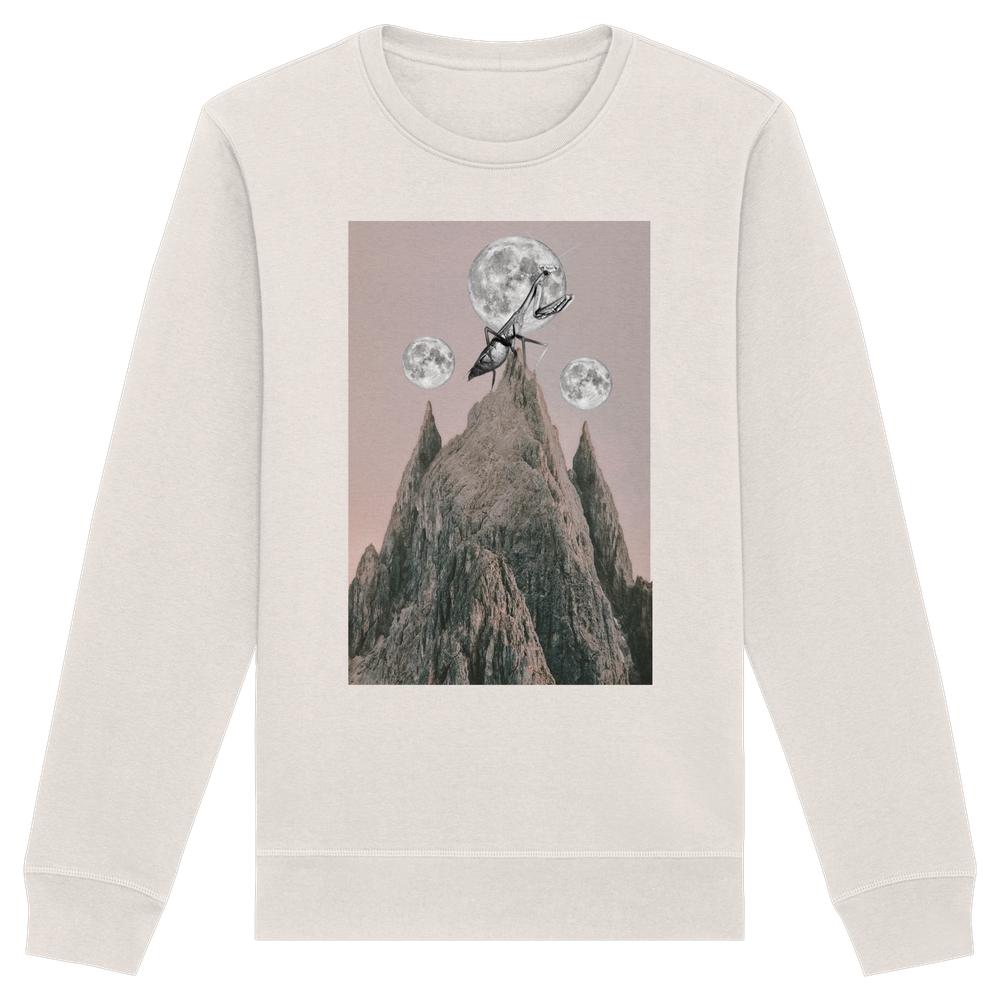 Vegan und Bio Unisex Sweatshirt: Gottesanbeterin, hellcremefarben mit surrealem Collage-Design, zeigt Berge, drei Monde und gigantische Ameisen, inspiriert von tierfreundlicher, planetenschützender Philosophie.