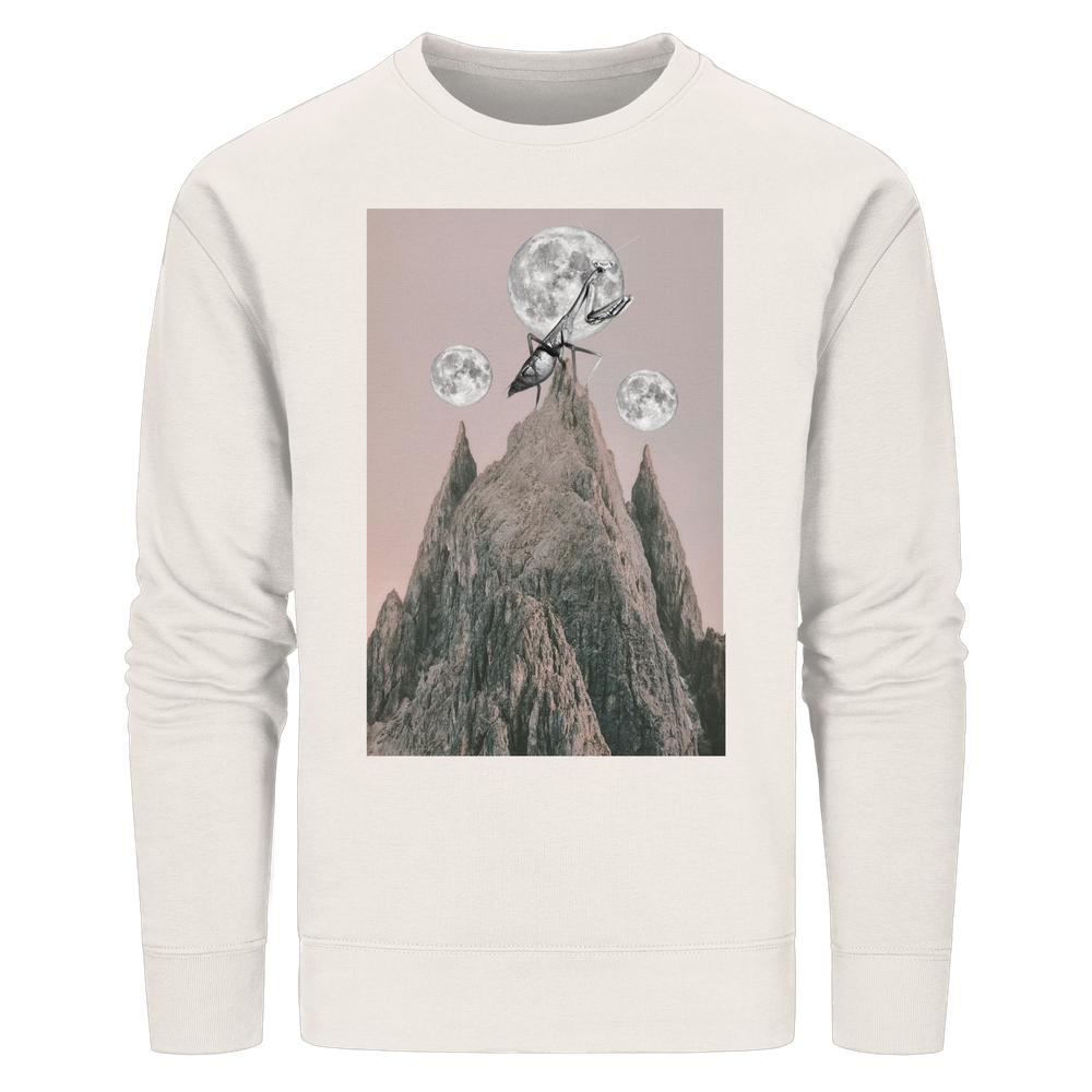 Vegan und Bio Unisex Sweatshirt: Gottesanbeterin mit surrealem Grafikdesign einer betenden Gottesanbeterin auf Berggipfel, die den Mond hält; nachhaltige, tierfreundliche Mode von RUDE REBEL.