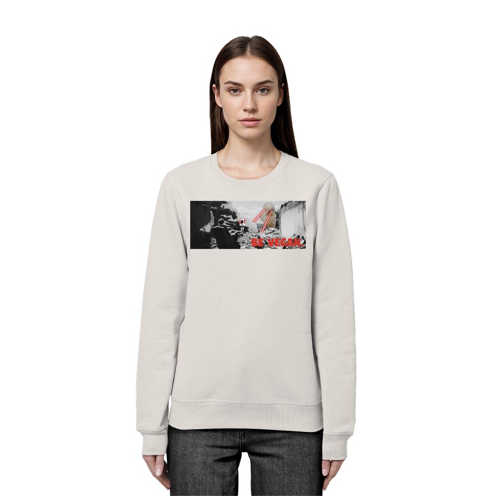 Frau trägt ein Vegan und Bio Sweatshirt: BE VEGAN. mit Canyon-Print und rotem Text auf der Brust, aus Bio-Baumwolle und recyceltem Polyester, normale Passform.
