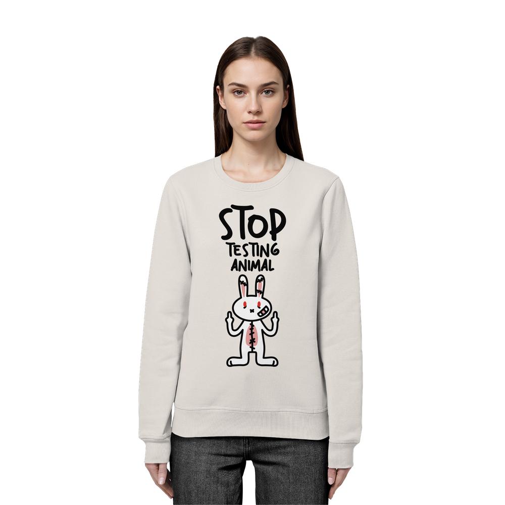 Frau trägt das Vegan und Bio: Angry Rabbit - Animal Rights - Organic Basic Unisex Sweatshirt mit gesticktem, wütendem Hasenmotiv und dem Slogan “STOP TESTING ANIMAL.”